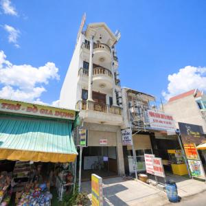 ein Gebäude in einer Straße mit einem Geschäft in der Unterkunft Thuận Phát Motel Bình Dương in Thuan An