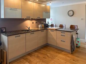 een keuken met een spoelbak en een aanrechtblad bij 2 The Langhouse in Inverkip