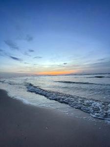 een strand met de oceaan en de kustlijn bij Villanarachaam in Cha Am