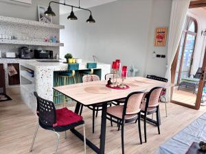 een eettafel en stoelen in een keuken bij Villanarachaam in Cha Am