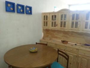 cocina con mesa de madera y armario de madera en Playa Club Apart, en Miramar