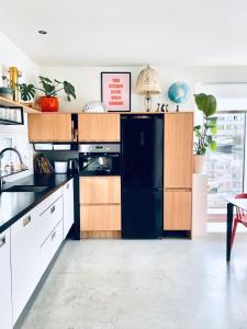 Kuchyň nebo kuchyňský kout v ubytování Central and luxurious floating home with garden