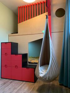 Postel nebo postele na pokoji v ubytování Central and luxurious floating home with garden