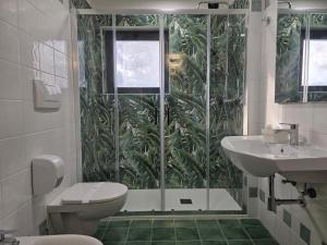 een badkamer met een douche, een toilet en een wastafel bij Hotel Dimora Adriana in Tivoli +26 foto's