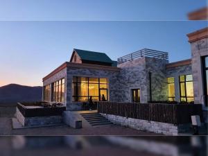 Tòa nhà nơi khu cắm trại tọa lạc