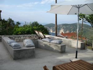 Nespecifikovaný výhled na hory nebo výhled na hory při pohledu z prázdninového domu