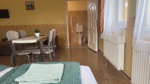 ein kleines Zimmer mit einem Tisch und einem Esszimmer in der Unterkunft Bencsik Tanya Szentkirály - Szálláshely & Rendezvényház in Szentkirály
