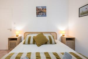 En eller flere senge i et værelse på Location Appartement Les Ondes