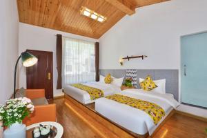 a room with two beds and a couch at 大理六悦客栈Dali Liuyue Inn in Dali