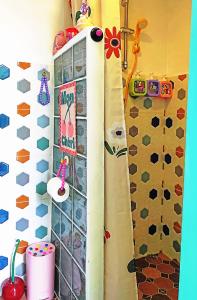 La salle de bains est pourvue d'une douche et d'un rideau de douche. dans l'établissement Peace home kpg, à Baan Khai