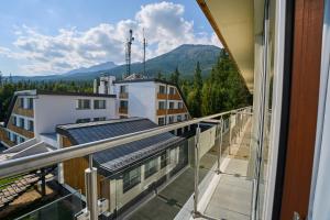 een balkon met uitzicht op de bergen bij TATRA SUITES Luxury Studio A305 in Stary Smokovec