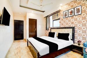 Collection O Kalka Ji Formerly Hotel Gera في نيودلهي: غرفة نوم بها سرير كبير في الغرفة +30 صورة