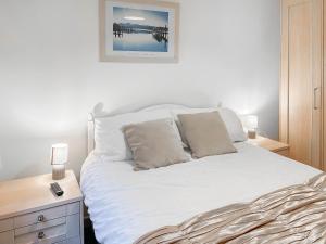 En eller flere senge i et værelse på Rosemary Cottage + 14 billeder