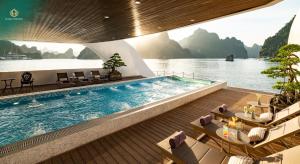 Ein Pool an Deck eines Kreuzfahrtschiffes mit Tischen und Stühlen in der Unterkunft Diana Cruises Halong Bay - Luxury by Venus Group in Hạ Long