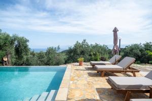Bazén v ubytování Villa Sarakinos nebo v jeho okolí