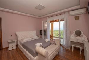 Postel nebo postele na pokoji v ubytování Villa Sarakinos + 36 fotografií