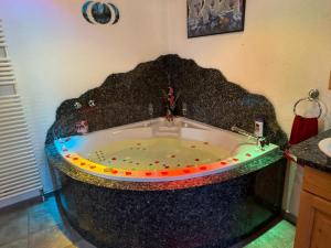 HinwilPanorama-Chalet Unterbach的客房内设有带大浴缸的浴室