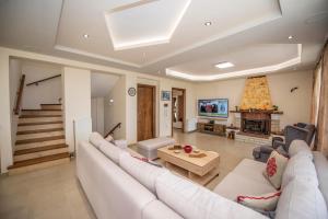 TV a/nebo společenská místnost v ubytování Villa Sarakinos