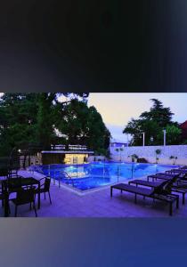 Bazén v ubytování LouNik stay hotel and rooms nebo v jeho okolí