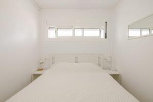 Postel nebo postele na pokoji v ubytování Morning Coffee by the Sea 1 BR Between Capellans and Llevant Beaches