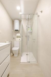 Koupelna v ubytování Morning Coffee by the Sea 1 BR Between Capellans and Llevant Beaches