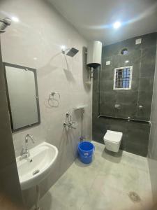 Et badeværelse på Gaya JI Homestays Luxe 3BHK Apartments