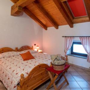 um quarto com uma cama de madeira com uma cesta em cima em Cjase Cumine em Lauco