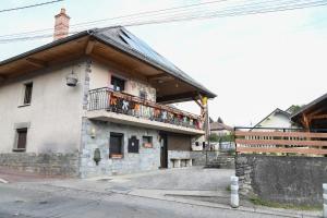 ein Gebäude mit einem Balkon auf dem Dach in der Unterkunft Le Chat De Lamartine - Clim Parking in Saint-Pierre-dʼAlbigny