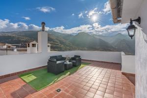 einen Balkon mit Blick auf die Berge in der Unterkunft Estudio Sierra Nevada in Güéjar-Sierra