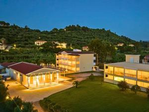 Nespecifikovaný výhled na hory nebo výhled na hory při pohledu z aparthotelu