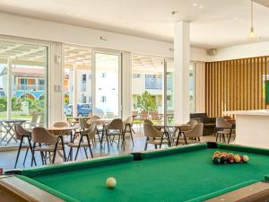 Biliár nebo kulečník v ubytování Manousis ApartHotel