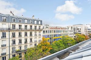 een uitzicht vanaf het dak van een gebouw bij Comfortable and modern 2P studio - 16th Paris in Parijs