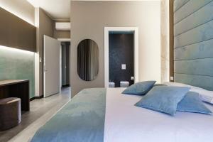 Giường trong phòng chung tại Fashion House