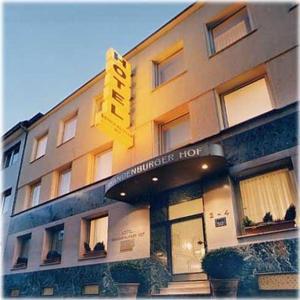 um hotel com uma placa amarela na frente em Hotel Brandenburger Hof em Colônia