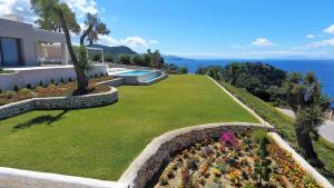 パルガにあるVilla Kiraの海の景色を望む庭園
