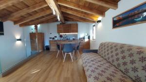 un soggiorno con divano e cucina di CAV MES VALLEES La Thuile a La Thuile