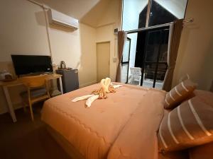 Postel nebo postele na pokoji v ubytování ณิชาวิลล่า ริเวอร์ฟร้อนท์ บ้านท่าตอน Nicha Villa Riverfront BanThaton