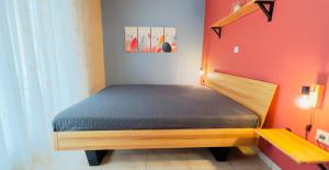 una piccola camera da letto con un letto in una stanza di Surrounded View Family - with Private Parking a Kavala