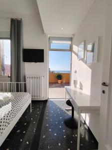 TV a/nebo společenská místnost v ubytování La Terrazza di Chiavari