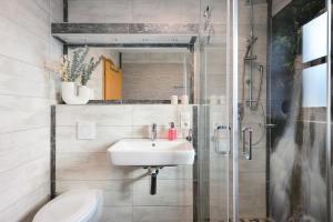 Et badeværelse på Ferienwohnung Geyersberg 704 + 32 billeder