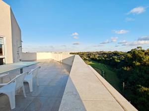 eine Terrasse mit Tisch und Stühlen auf einem Balkon in der Unterkunft Valley View 4 in Luqa