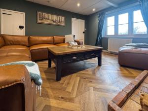 ein Wohnzimmer mit einer Couch und einem Couchtisch in der Unterkunft Hill House - Uk49727 in Oxborough