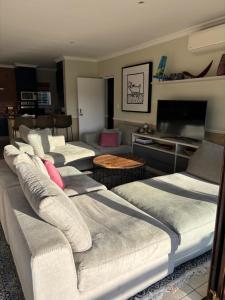 een woonkamer met meerdere bedden en een bank bij Hakuna Matata Sedge in Sedgefield +4 foto's