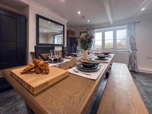 einen großen Holztisch mit Essen in der Küche in der Unterkunft Hill House - Uk49727 in Oxborough