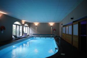 Chateau d'Ayres - Hôtel & Spa في ميريوس: مسبح كبير في الغرفة +11 صورة