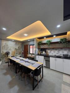 Kuchyň nebo kuchyňský kout v ubytování Kugi Hostel - Self Check-in Capsule Hostel near Cebu Airport