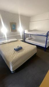 2 Etagenbetten in einem Zimmer mit eingeschaltetem Licht in der Unterkunft Mayfield Motel in Mayfield + 12 Fotos