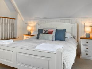 En eller flere senge i et værelse på East Winds + 15 billeder