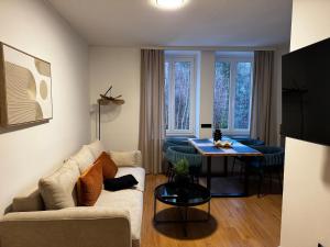 een woonkamer met een bank en een tafel bij Hirschenhof Apartments in Spital am Semmering