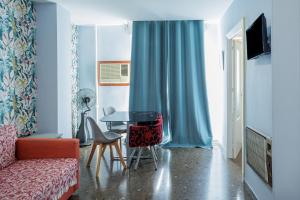 een woonkamer met een bank en een tafel bij Center Sevilla Magdalena Premium in Sevilla